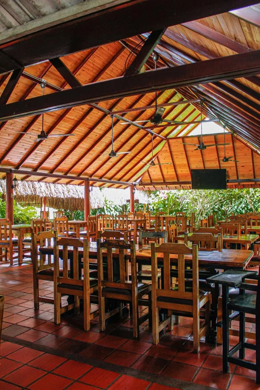 Ambiente rústico y familiar de La Brasa Restaurante