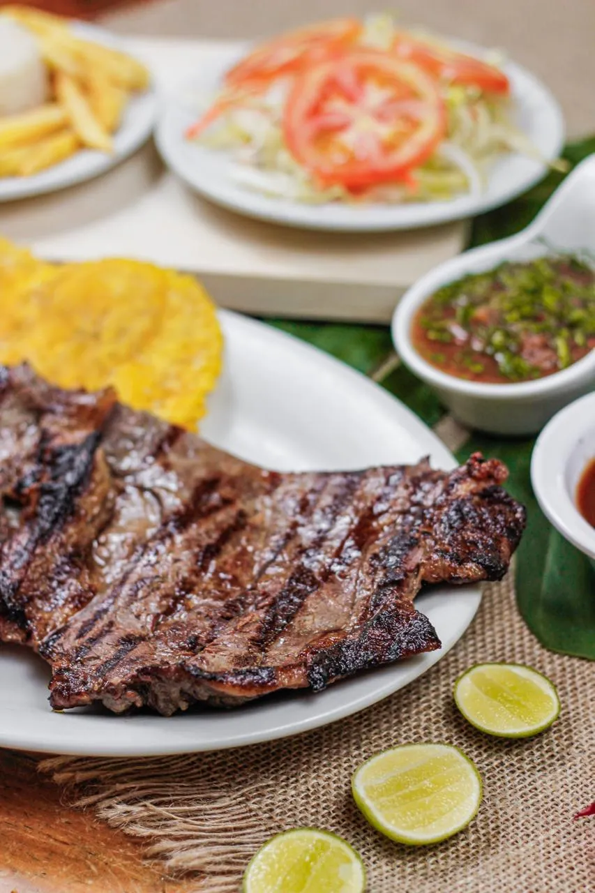 Carne a la brasa con patacones