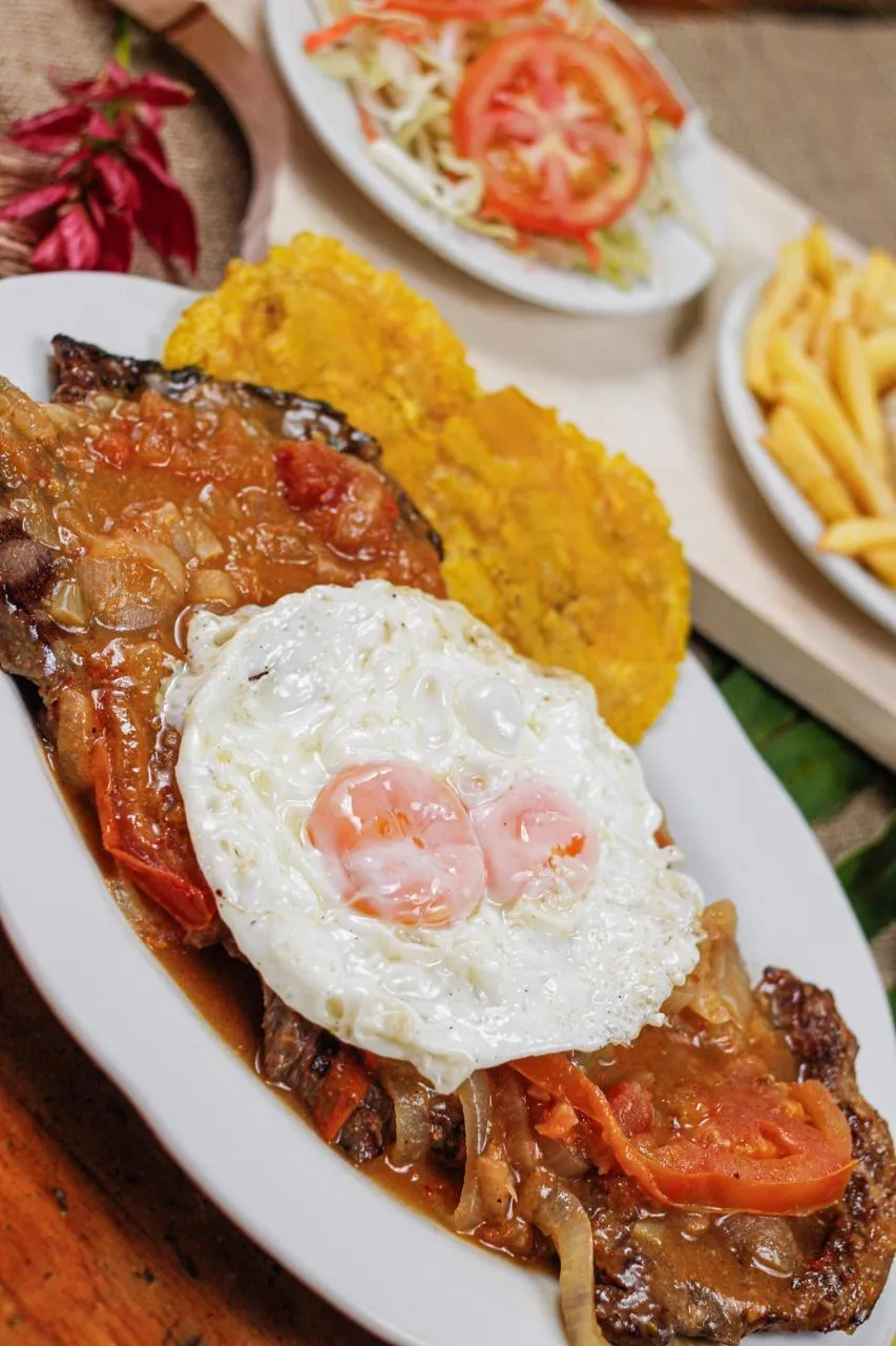 Bistec a caballo con huevos