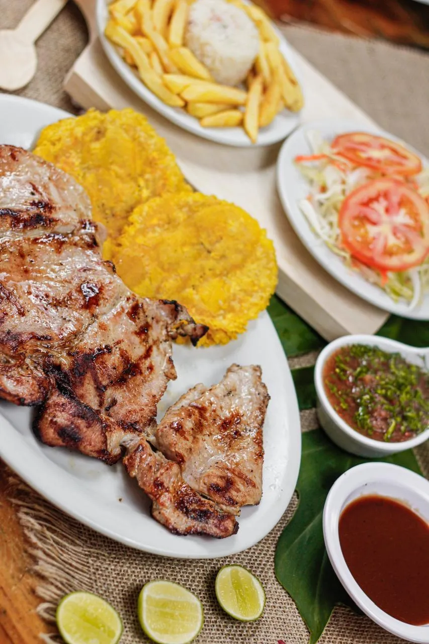 Cerdo a la brasa con acompañamientos