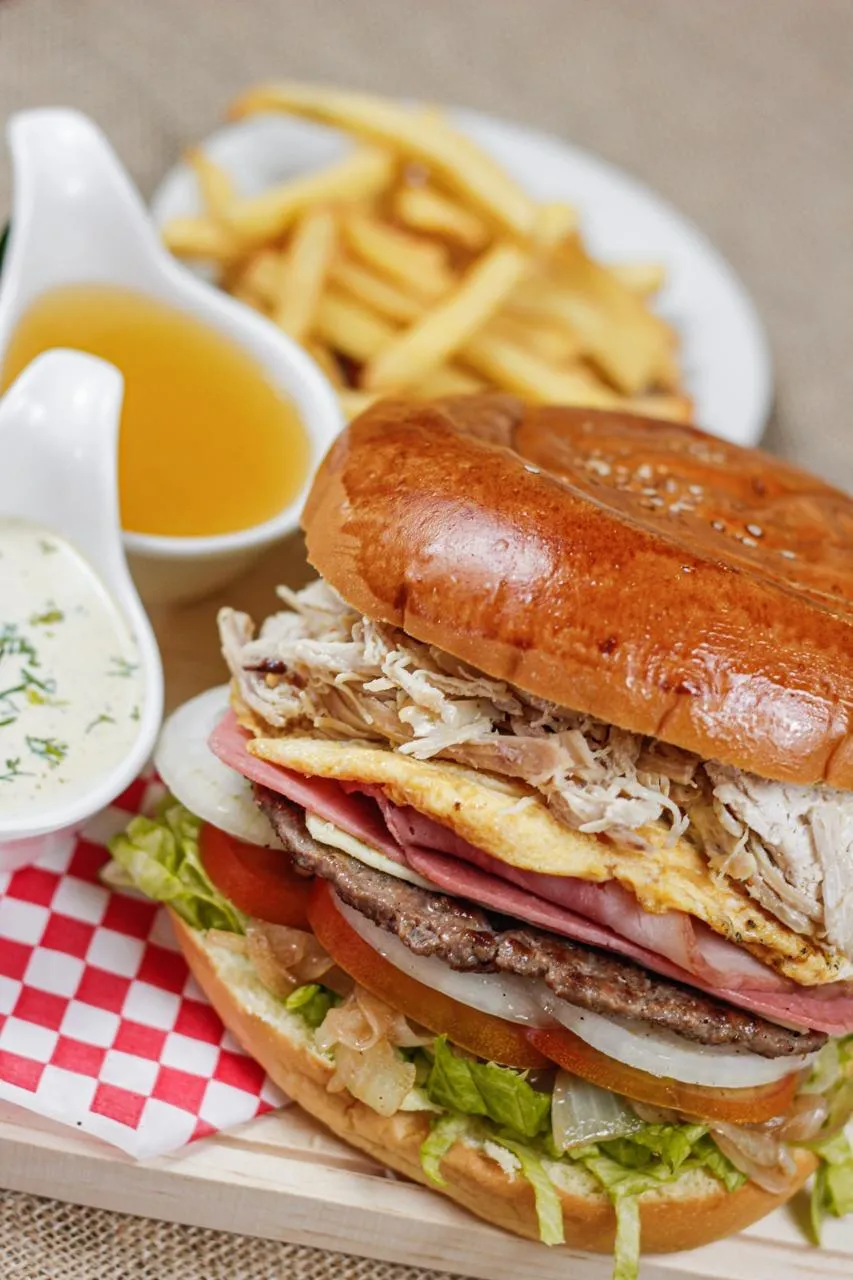 Hamburguesa artesanal con papas