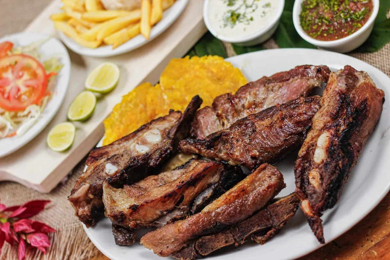 Costillas de cerdo a la brasa en salsa BBQ de La Brasa Restaurante